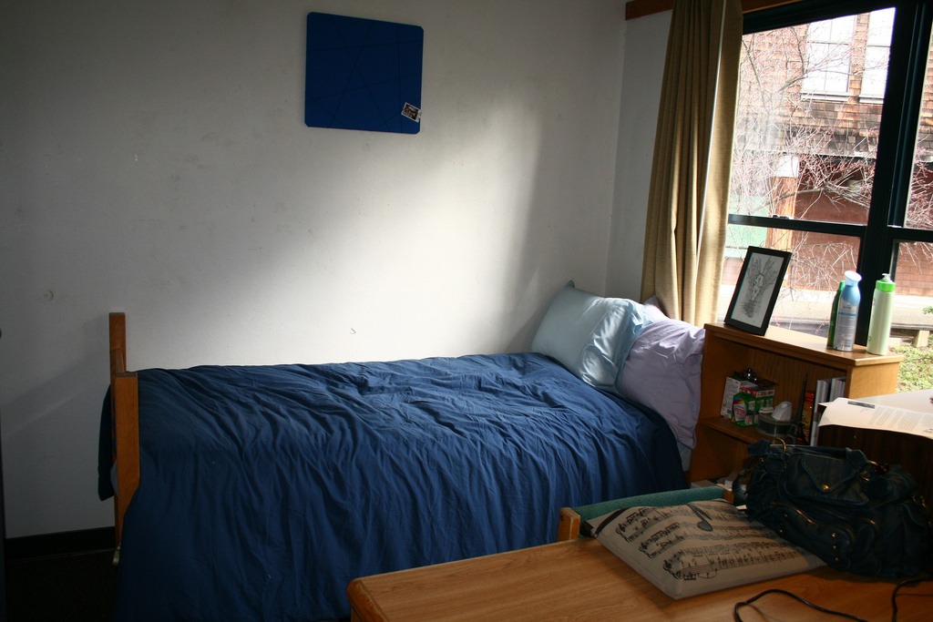 A Guide to Moving Into a College Dorm or Apartment